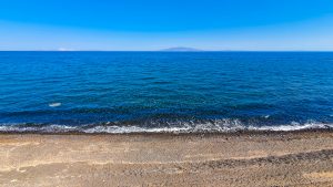 Widok na morze z wyspą Ios w oddali