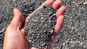Czarny piasek na plaży Mavropetra