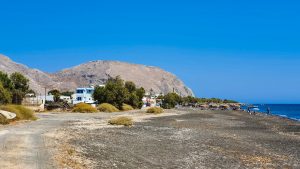 Plaża Agios Georgios zgórą Mesa Vouno w tle