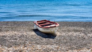 Mała łódka na plaży Agios Georgios
