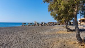 Parasole i leżaki na plaży Agios Georgios