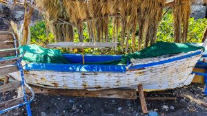 Stare łodzie na plaży Balos