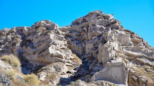 Formacje skalne na plaży Theros