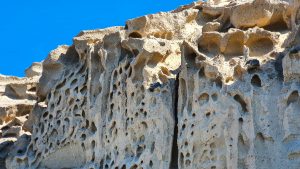 Formacje skalne przy plaży Vlychada